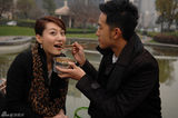组图：董维嘉毛毅《野鸽子》剧中感情升温