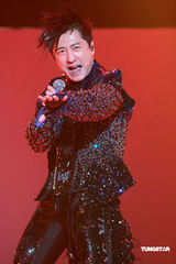 幻灯：庾澄庆个唱张学友助阵 与周秀娜贴身热舞