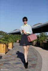 组图：韩丹彤拍夏末街拍 毛衣配短裙秀清新