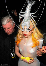 高清图：GaGa龙虾装现身伦敦 真空上阵胴体隐现