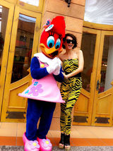 组图：戚薇忙里偷闲现身游乐场 大摆造型心情靓