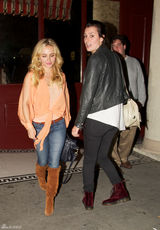 组图：海顿-潘妮蒂尔街拍搭配潮包