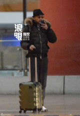 独家：王学兵喜得子回京 机场借打火机坐豪车