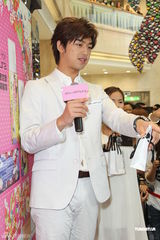 组图：陈柏霖白色西装亮相 自称比大仁哥有趣