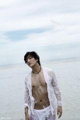 组图：李炳辰泰国取景拍封面 演绎忧郁都市型男