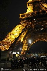 组图：凯莉庆结婚周年秀恩爱 纯白礼服再现求婚戏码