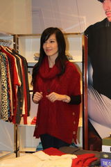 组图：林熙蕾知性装扮上海开店