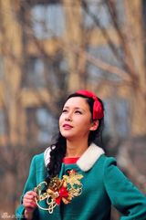 组图：荆希西圣诞街拍曝光 糖果色靓丽清新