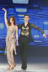 组图：柳岩跨年主持优雅 性感变身舞娘火爆