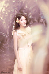 组图：张璇丛林仙子写真 甜美性感露事业线