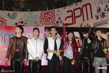 组图：韩国组合2PM抵港 击掌会与歌迷同乐