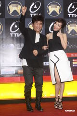 高清组图：音乐金曲奖主持人亮相 吴宗宪携手侯佩岑