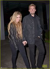 组图：艾薇儿金发飘逸 与未婚夫外出一脸娇羞