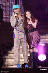 组图：张智霖个唱动情流泪 郭富城张柏芝助阵 