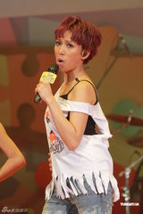 组图：李克勤郑欣宜开唱 鼓励年青人追梦