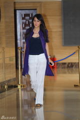 组图：孟广美澄清发布会鞠躬落泪