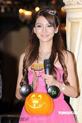 幻灯图集：港星AngelaBaby粉色洋装扮公主过万圣节