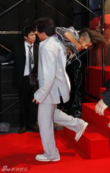 幻灯图：《功夫梦》东京首映成龙贾登妹妹抢镜