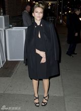 组图：斯嘉丽穿黑色及膝裙裹大衣美丽冻人