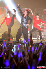 组图：伍佰花朵舞high翻 田馥甄变女神唱压轴