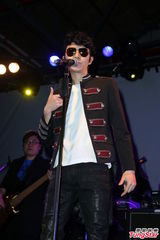 组图：方大同来台开唱黑超耍酷 陶晶莹亮相助阵