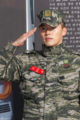 高清组图：韩星玄彬正式退役 众粉丝举牌迎接