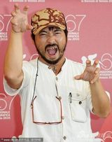 高清图：《极限迷宫》发布会 导演清水崇变蜘蛛人