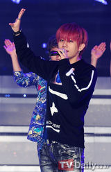 组图：SJKara等众歌手亮相《ShowChampion》