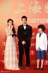 组图：黄晓明拄拐亮相红毯 徐若瑄秀香肩