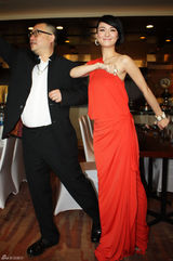 组图：于越亮相北京电影节 斜肩红裙摩登大气