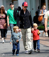 组图：“孔雀”波莫与男友结婚 两爸三娃超萌