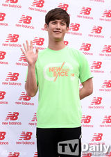 组图：f(x)宋茜等助阵马拉松 运动服展青春活力