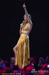 组图：海蒂-克鲁姆遭两猛男露屁股蛋“夹击”