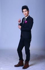 组图：何明翰暖春绅士风时尚写真