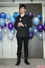 组图：温升豪35岁生日圆歌手梦 唱新歌回馈歌迷