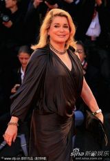 高清图：《傀儡》首映 凯瑟琳-德纳芙大派香吻