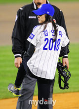 组图：韩组合Sistar孝琳与滑冰公主金妍儿任开球手