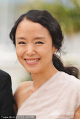 幻灯：《下女》记者会 全度妍单肩白裙优雅