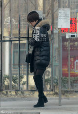 组图：谢楠独自回京吴京司机接送