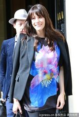 组图：丽芙-泰勒连衣裙春光明媚 小披肩引领新潮流