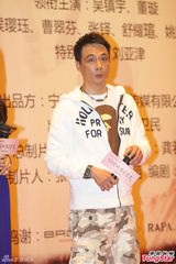 组图：吴镇宇遭10岁萝莉求婚 只求投怀送抱董璇