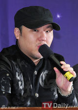 组图：姜虎东携东方神起昌珉宣传《月光王子》