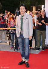 组图：《精忠岳飞》将播 黄晓明拄拐亮相红毯