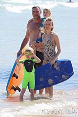 组图：娜奥米豹纹泳衣秀美胸 一家四口海滩度假