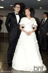 组图：韩谐星尹亨彬郑京美幸福大婚想生双胞胎