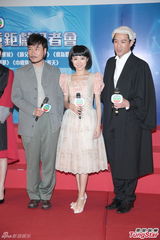 组图：陈法拉否认失宠 胡杏儿施美人计献吻