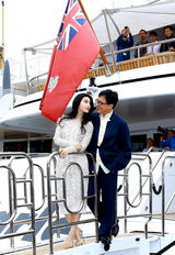 组图：《绝地逃亡》见面会 范冰冰强抱成龙