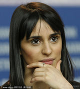 幻灯图：电影《给予》记者会 演员热情送飞吻