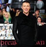 组图：《破晓》首映三人组亮相 斯图尔特秀长腿