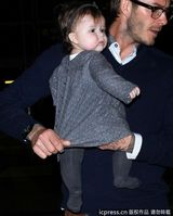 组图：贝克汉姆抱女儿亮相 公子团大衣扮酷